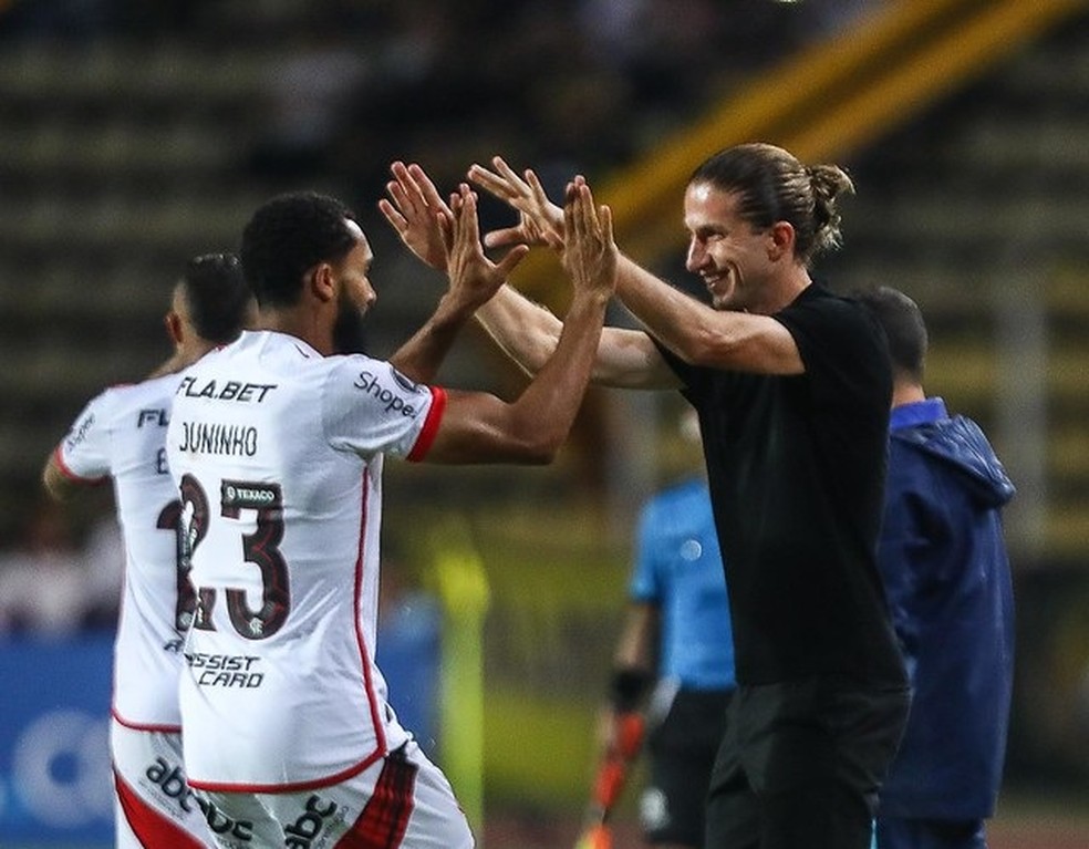 Juninho e Filipe Lu�s na Libertadores � Foto: Gilvan de Souza/Flamengo