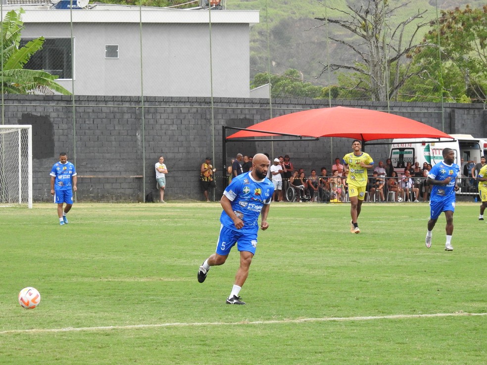 Com Toró à esquerda, Fabinho Soldado toca para o lado e se manda para o ataque — Foto: Fred Gomes