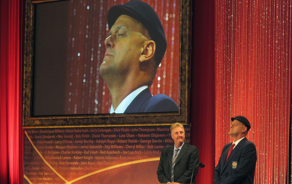 Oscar ao lado de Larry Bird, ex-craque do Boston Celtics, durante a cerimônia de sua entrada no hall da fama NBA cerimônia — Foto: Gabriel Fricke