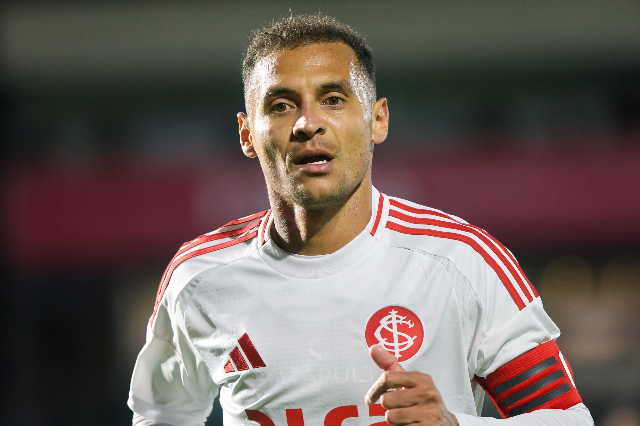 Inter encaminha renovação de contrato de Alan Patrick