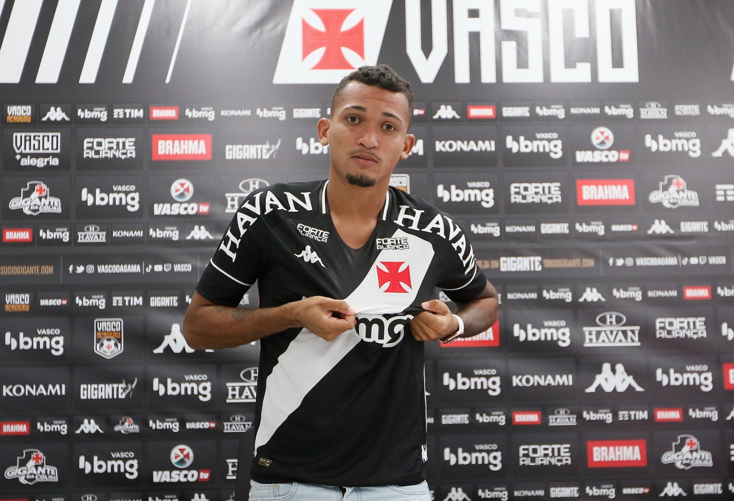 Walber revela sonho de criança ao assinar com o Vasco: 