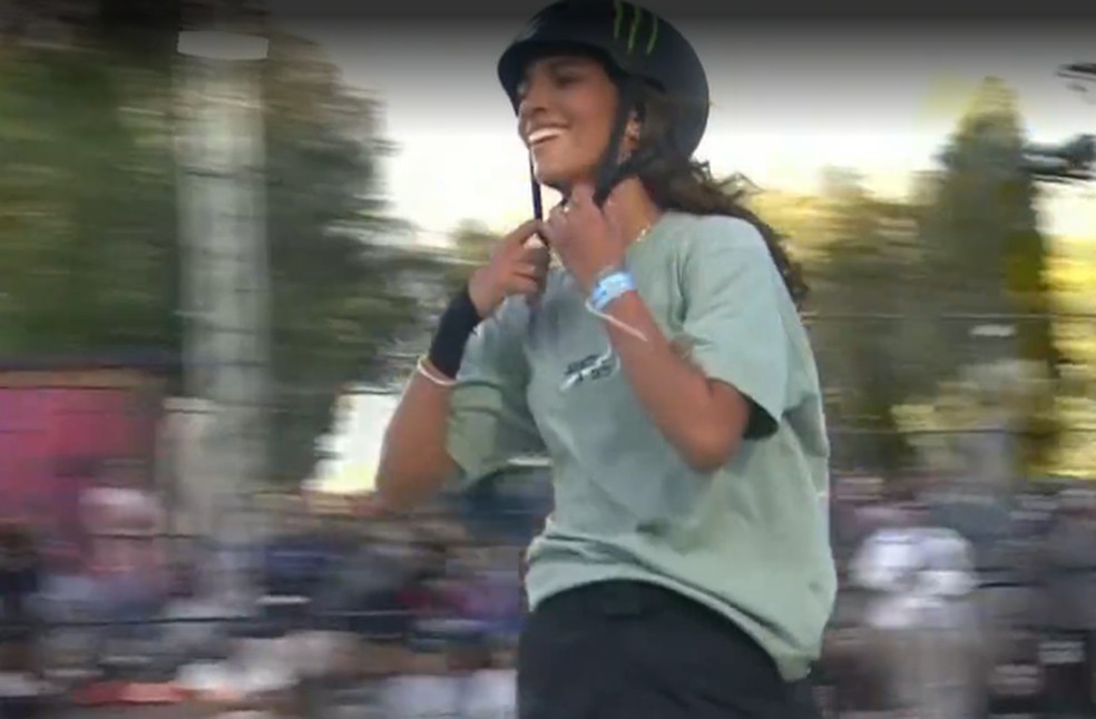 Rayssa Leal sorri após primeira volta no Mundial de skate street em Roma — Foto: Reprodução TV