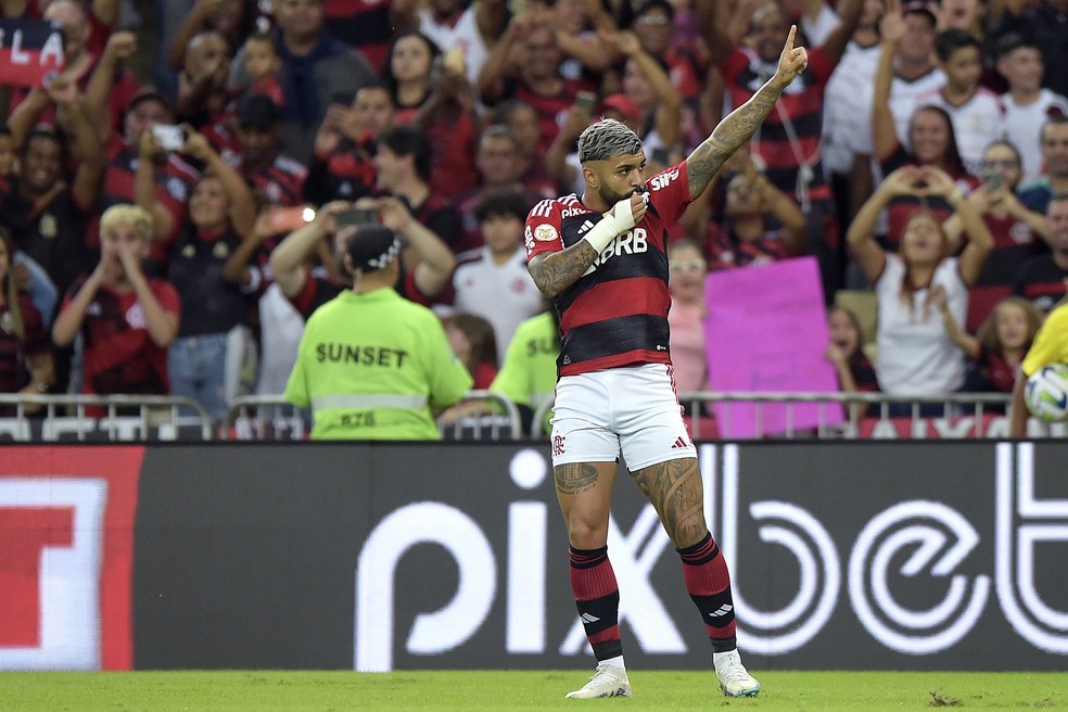 gabigol comemora gol do flamengo contra o fortaleza — Foto:  Alexandre Loureiro/Getty Images