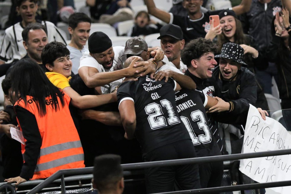 Gil e Daniel festejam gol do máster do Corinthians contra o Real Madrid — Foto: José Manoel Idalgo/Ag. Corinthians