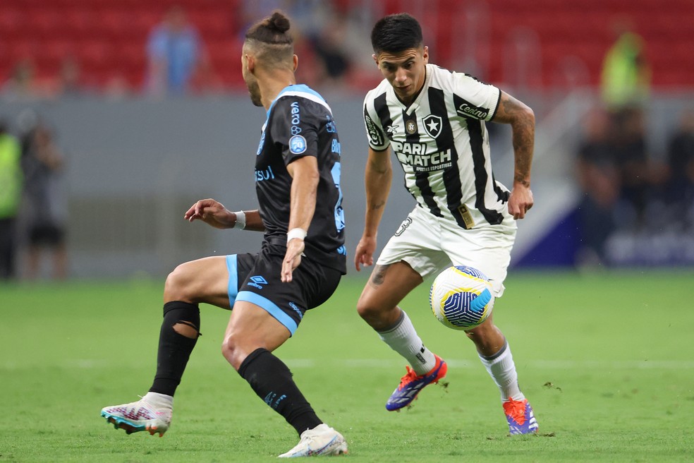 Almada e Braithwaite disputam lance em Botafogo x Grêmio - Foto: Vitor Silva/Botafogo