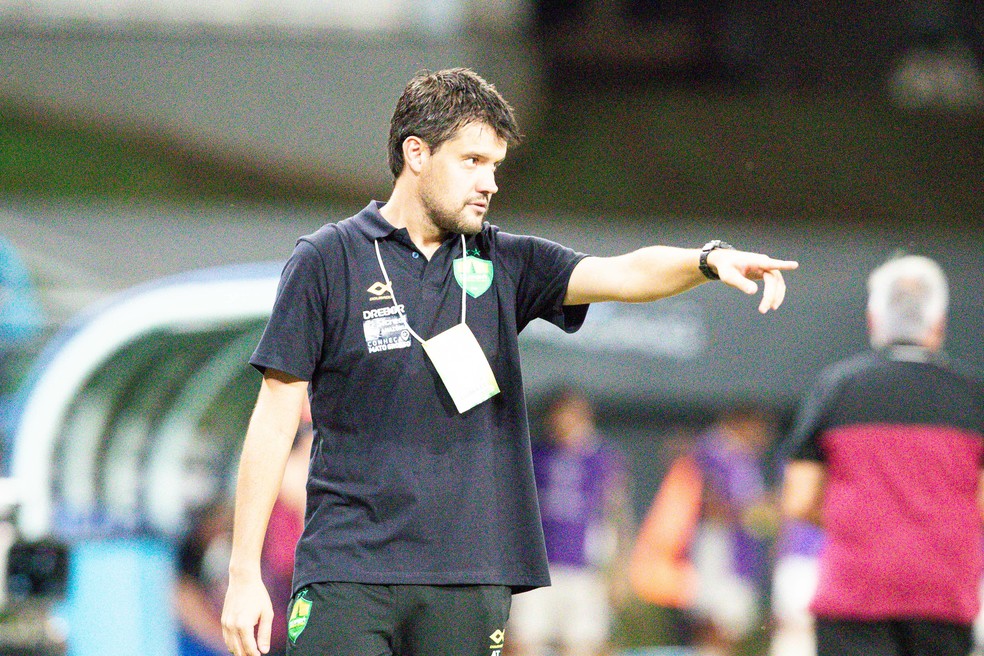 Luiz Fernando Iubel é o técnico interino do Cuiabá — Foto: Gil Gomes/Agif