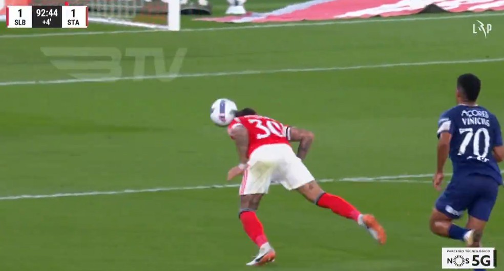 Otamendi desabafa após falha em empate do Benfica: "Jogada de m..."; veja lance