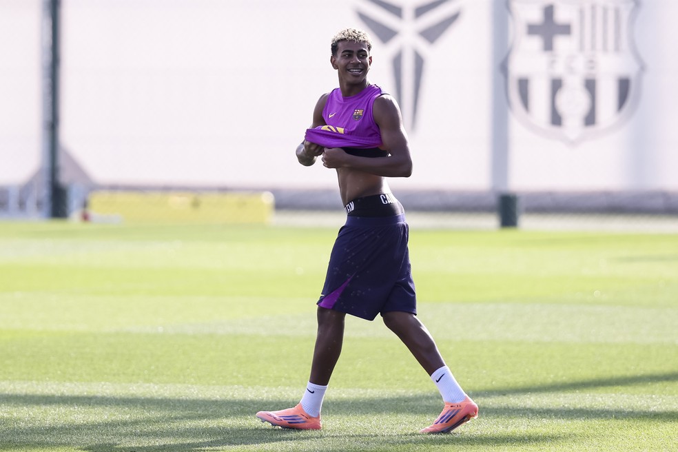 Lamine Yamal em ação pelo Barcelona em partida da La Liga.