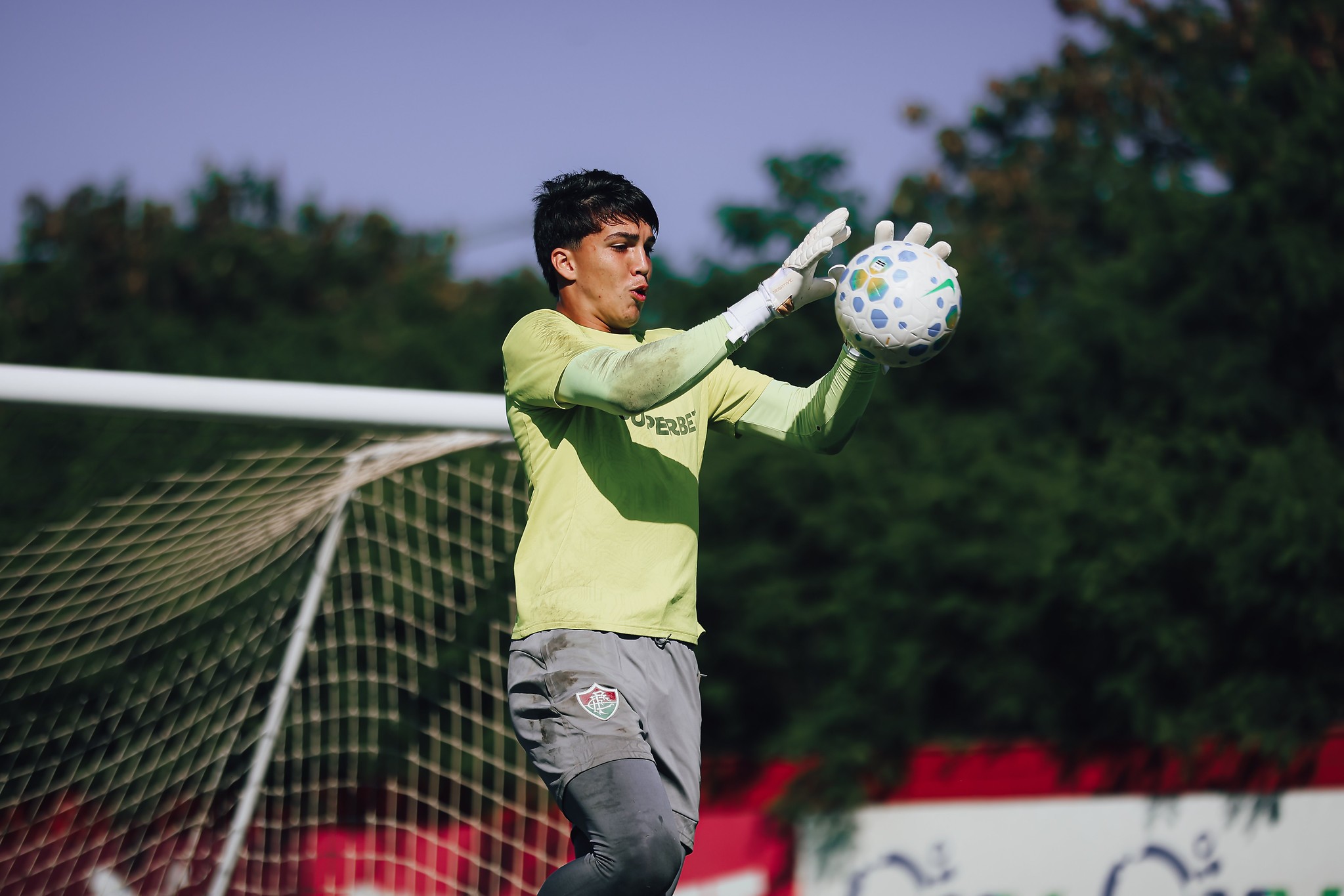 Fluminense mantém jovens de Xerém treinando entre os profissionais após testes