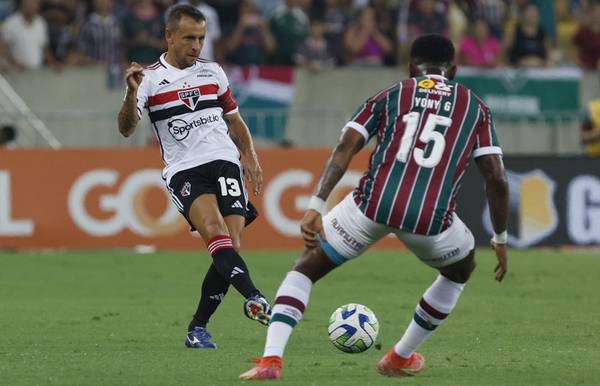 Rafinha reclama de arbitragem em derrota do São Paulo para o Flu: 