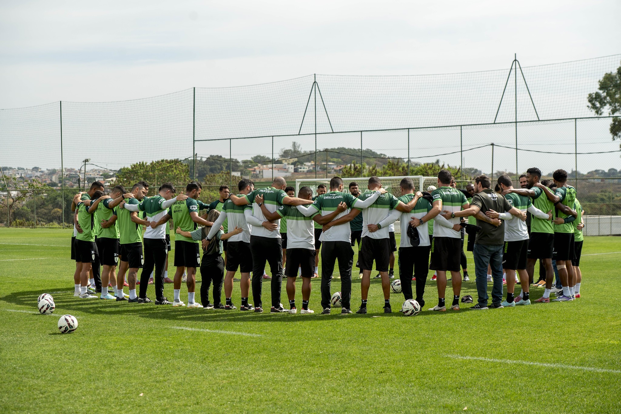 Jogadores do América-MG cruzam os braços e cancelam treino por causa de salários atrasados