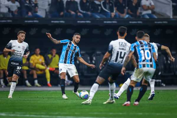 Possível aposentadoria de lateral do Grêmio gera especulações no mundo do futebol.