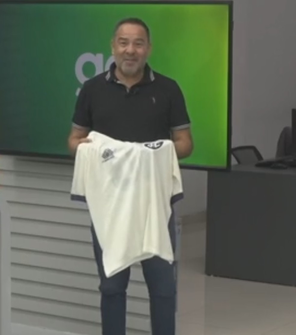 Artur Oliveira com camisa do Remo usada na temporada 1992 — Foto: Reprodução/Rede Amazônica Acre