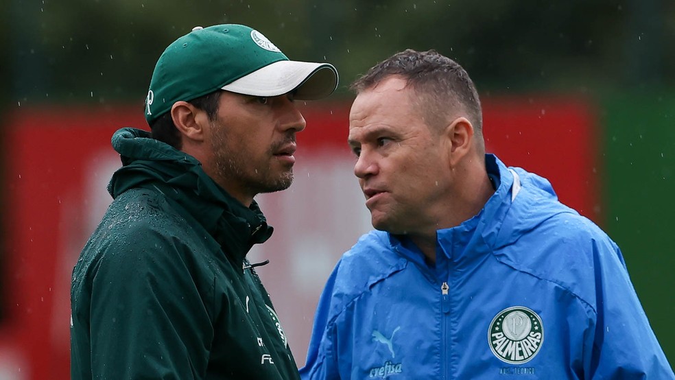 Abel Ferreira e Andrey Lopes durante treino do Palmeiras — Foto: Cesar Greco/Palmeiras 