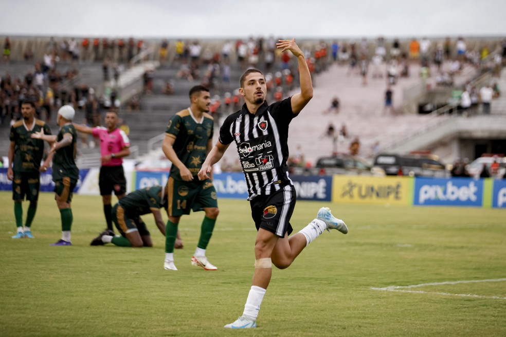 Igor Maduro, autor de dois gols da vit�ria do Botafogo � Foto: Cristiano Santos/Botafogo-PB