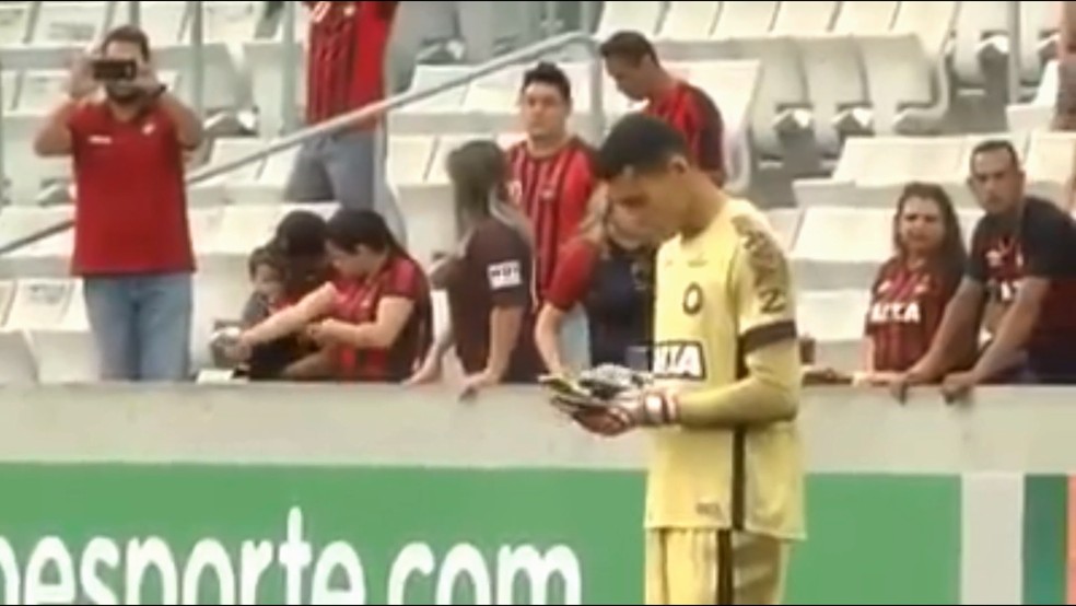 Vídeo: Goleiro faz gol contra mais esquisito de 2018 na Série B do Italiano