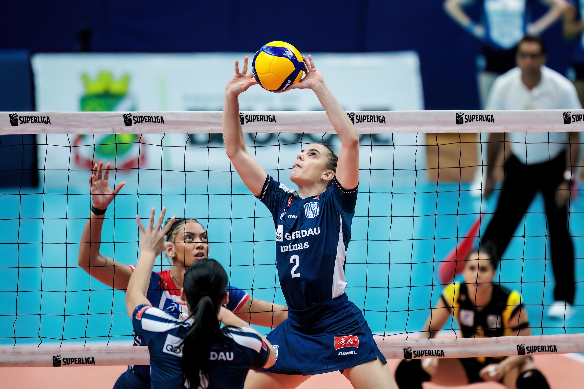 Minas passa sufoco, mas vence Brusque no tie-break pela estreia da Superliga feminina de vôlei