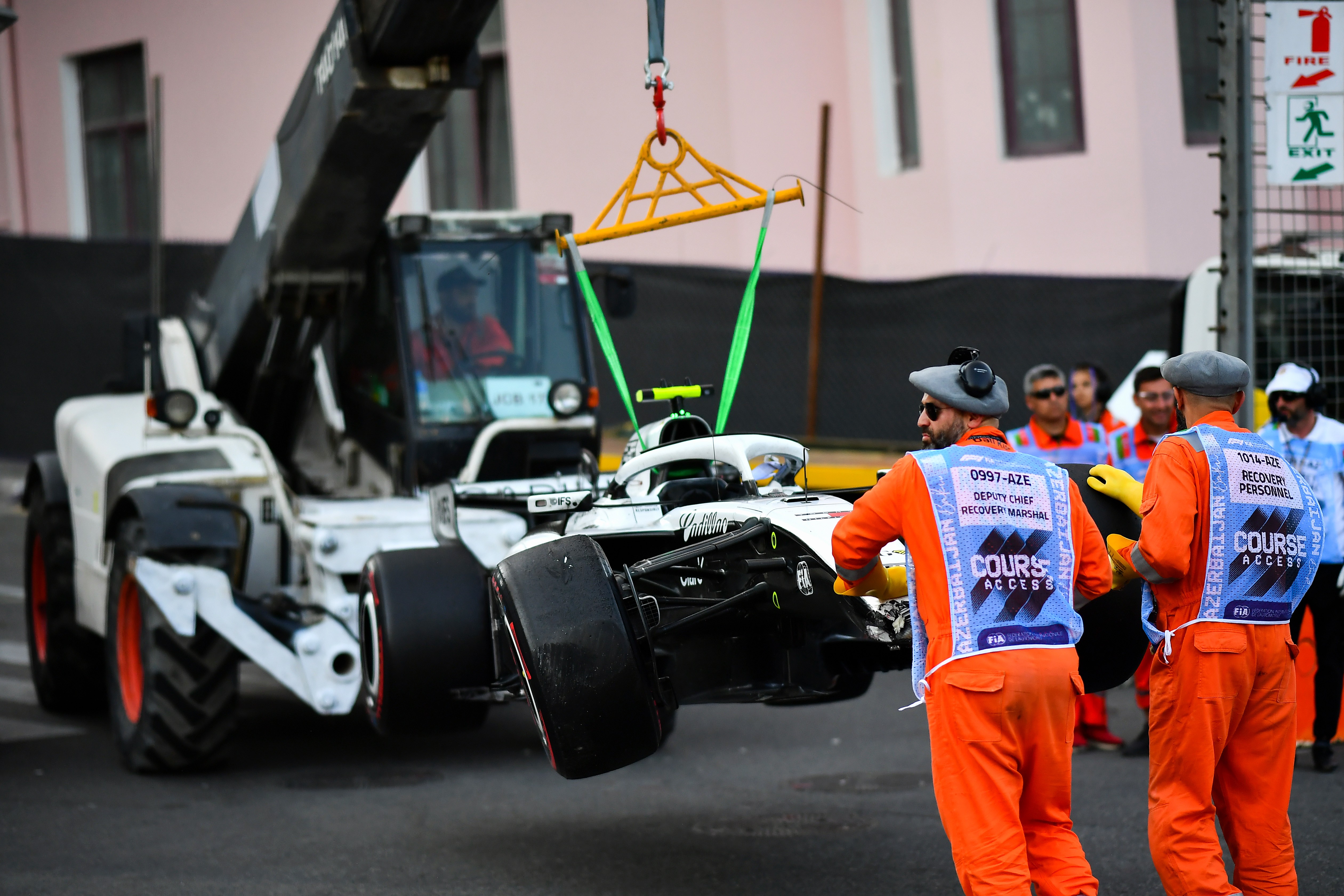 Bottas diz que sistema do carro se confundiu e causou batida em Baku; entenda