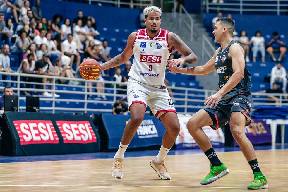 Lucas Dias, ala-pivô do Franca, contra o Caxias — Foto: Marcos Limonti/Sesi Franca