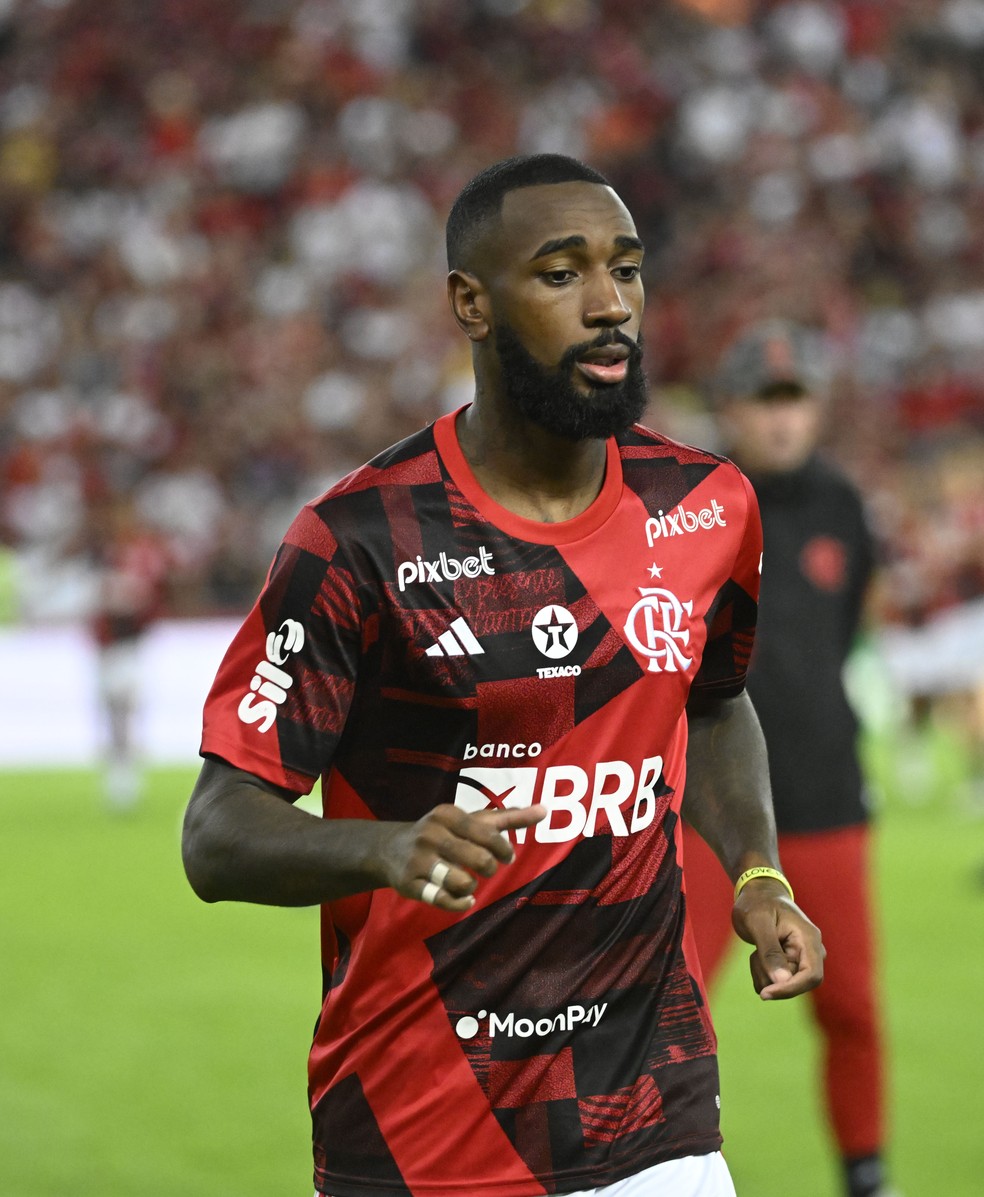 Gerson, do Flamengo, com bandagem na mão — Foto: André Durão