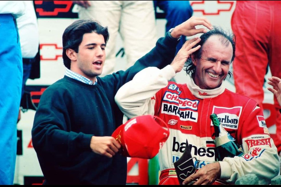 O jovem Christian Fittipaldi brinca com o pai Wilsinho Fittipaldi durante etapa da Stock Car — Foto: Sergio Sanderson