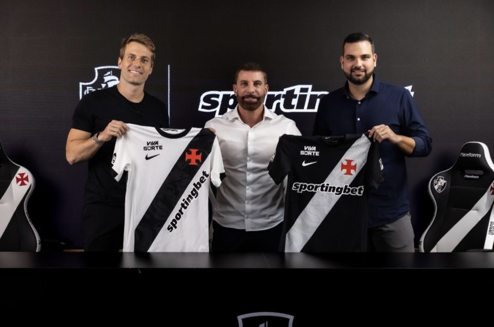 Shaquille O'Neal estrela ação de novo patrocinador do Vasco e canta "casaca"