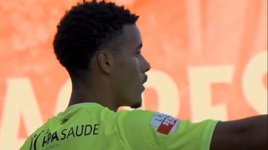 Ex-Palmeiras e Galo, zagueiro vira goleiro, faz “milagres” e garante vitória em Portugal - Brasileiro assume posição após expulsões dos dois arqueiros do Portimonense