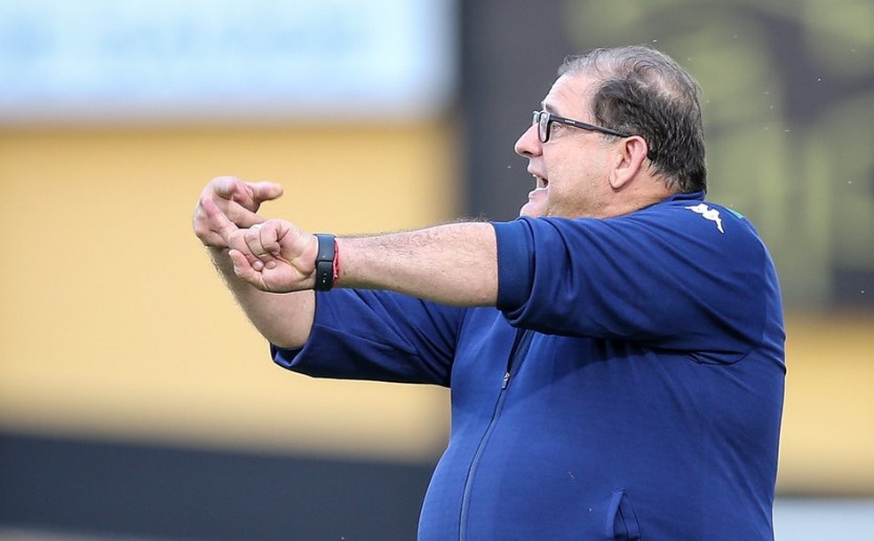 Técnico Guto Ferreira orienta equipe durante o jogo — Foto: AssCom Dourado
