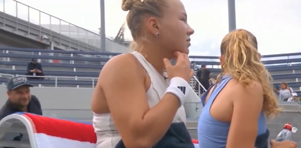Nº 5 do mundo fica surpresa após interação bizarra com fã em jogo de duplas no US Open