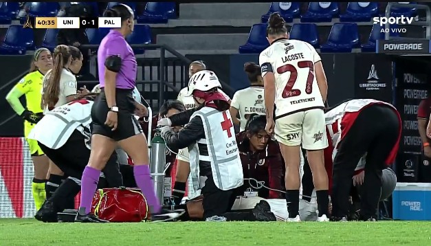 Vídeo: jogadora passa mal em Universitario x Palmeiras e precisa de máscara de oxigênio