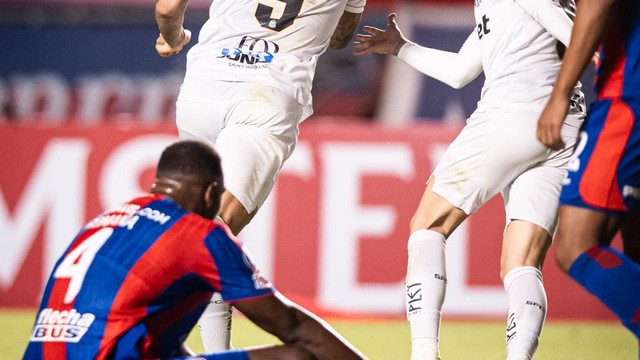 Gabigol comemora o gol do Santos contra o San Lorenzo