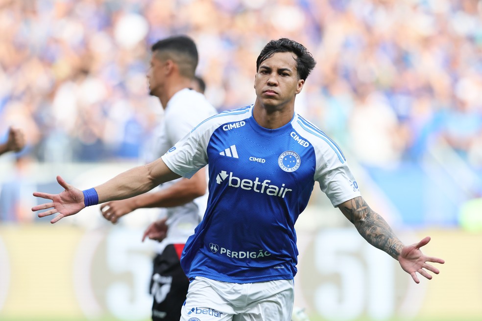Kaio Jorge Cruzeiro comemora seu gol durante partida contra o Vitória no estádio Mineirão pelo Campeonato Brasileiro 2025 — Foto: Gilson Lobo/AGIF