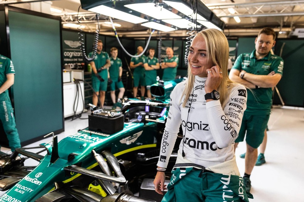 Jessica Hawkins foi a primeira mulher a testar carro de F1 desde 2018 — Foto: Divulgação/Aston Martin