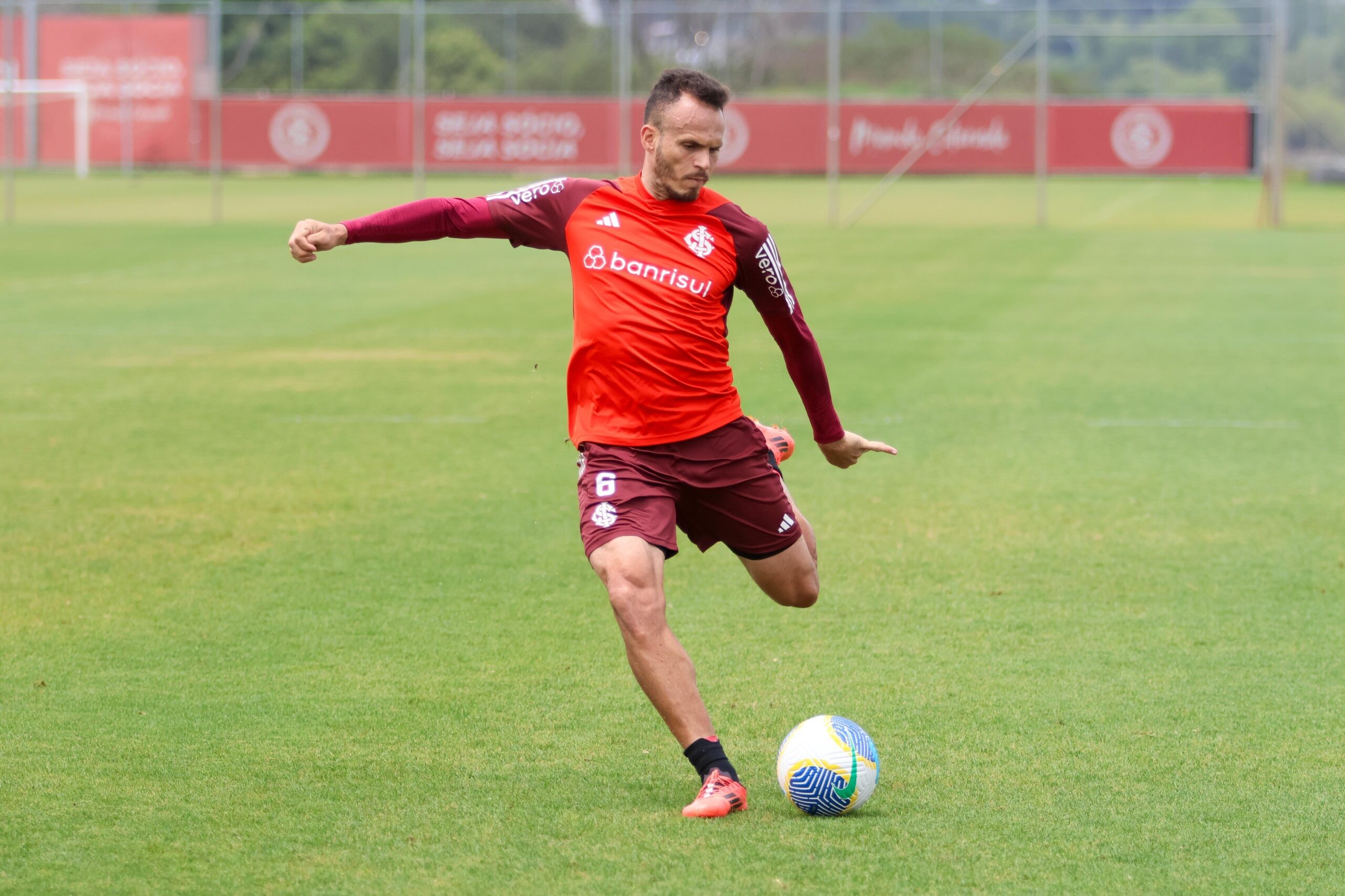 Fluminense encaminha a contratação do lateral-esquerdo Renê
