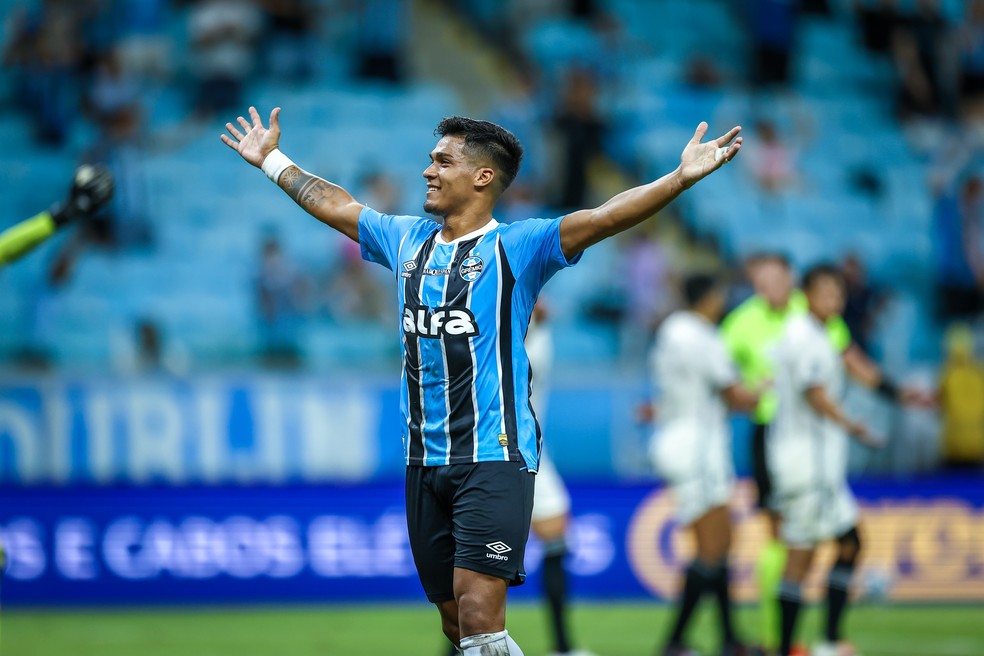 Arezo comemora gol pelo Grêmio no Brasileiro — Foto: Lucas Uebel/Grêmio