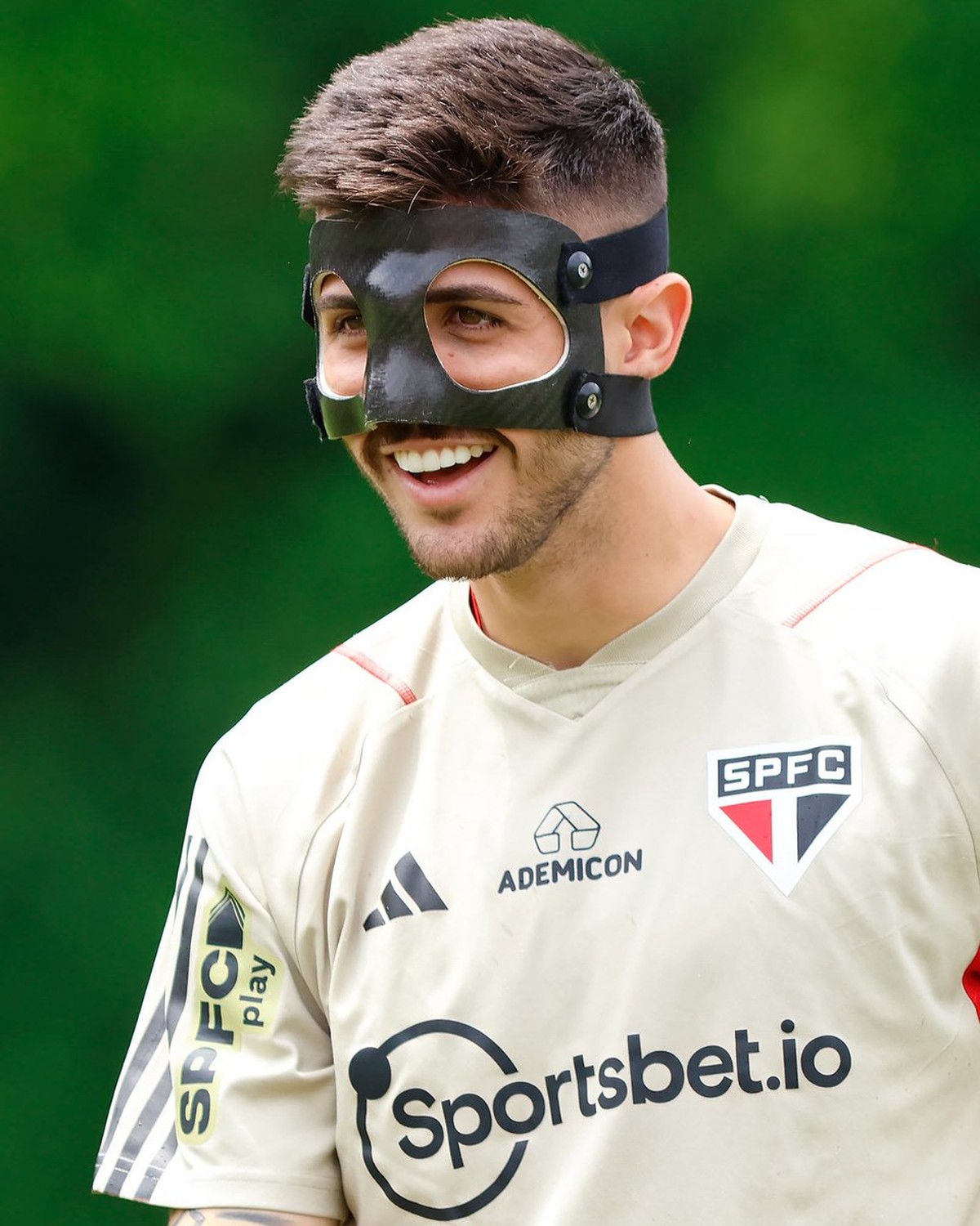 Beraldo sofre fratura no nariz em jogo do São Paulo e atuará com máscara; veja foto