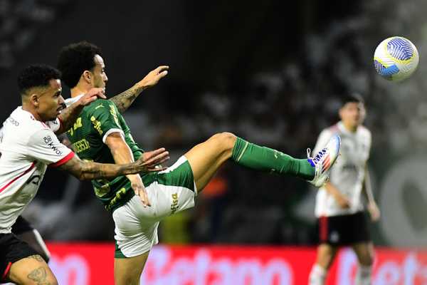 Árbitro PC Oliveira afirma não ter havido pênalti de Murilo em Palmeiras x Flamengo.