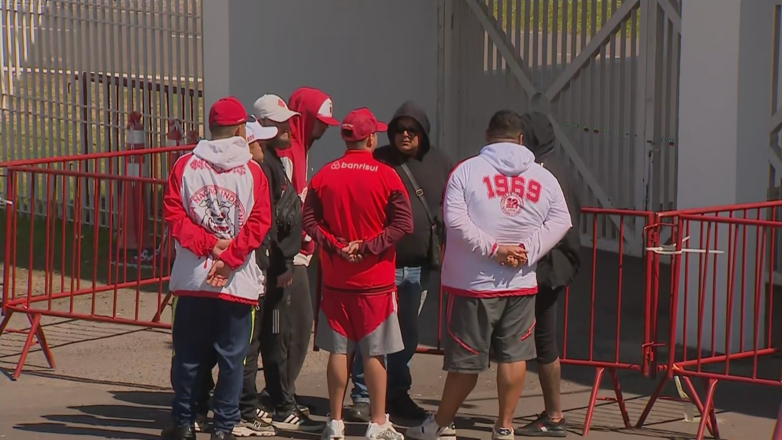 Em novo dia de protestos, torcedores do Inter são recebidos por dirigentes e jogadores no CT