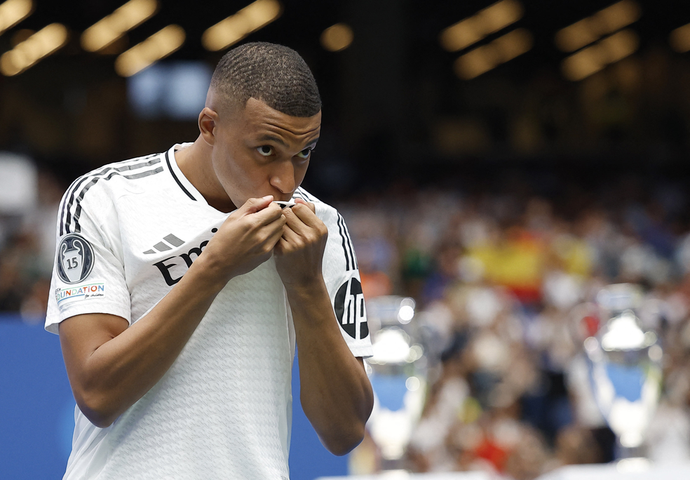 Mbapp beija escudo do Real Madrid em apresentao no Santiago Bernabu  Foto: REUTERS/Juan Medina