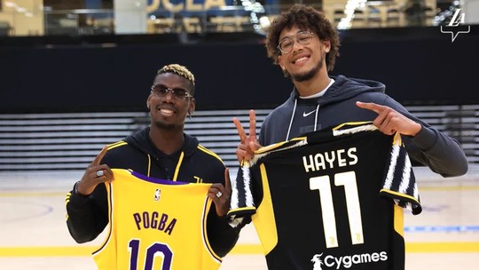 Pogba visita CT do Lakers e mostra habilidade no basquete; assista
