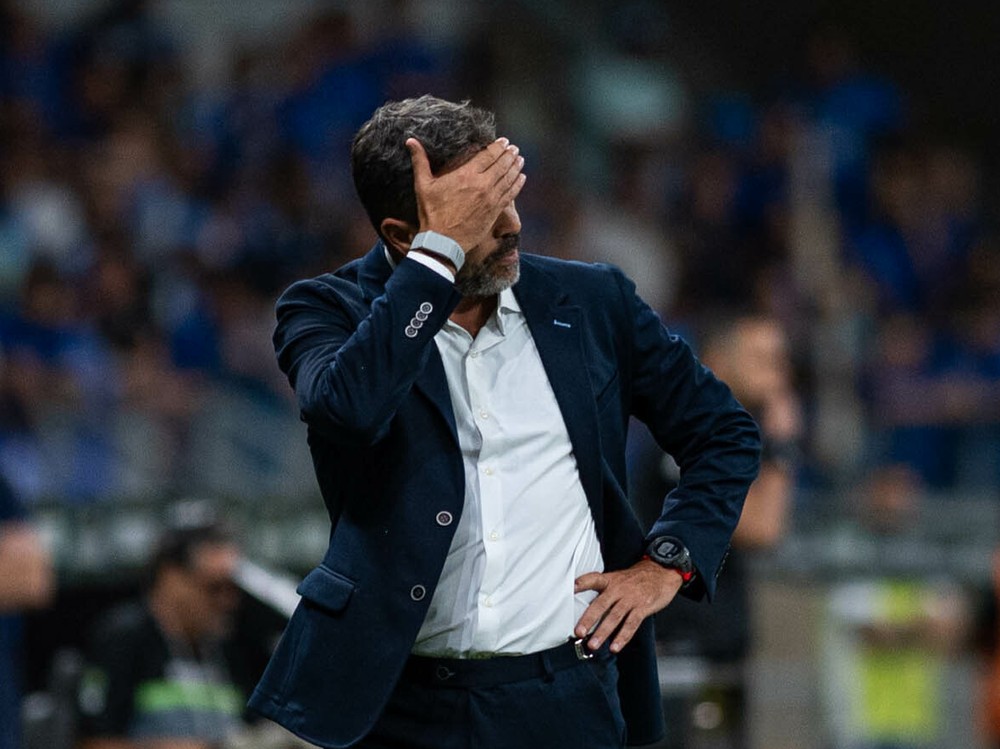 Defesa preocupa, e Artur Jorge vê entrave para evolução do Cruzeiro