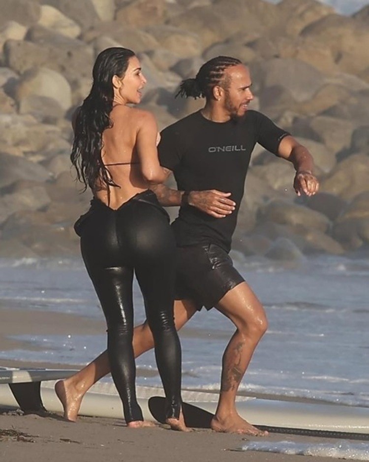 Hamilton é flagrado com Kim Kardashian em passeio romântico na praia
