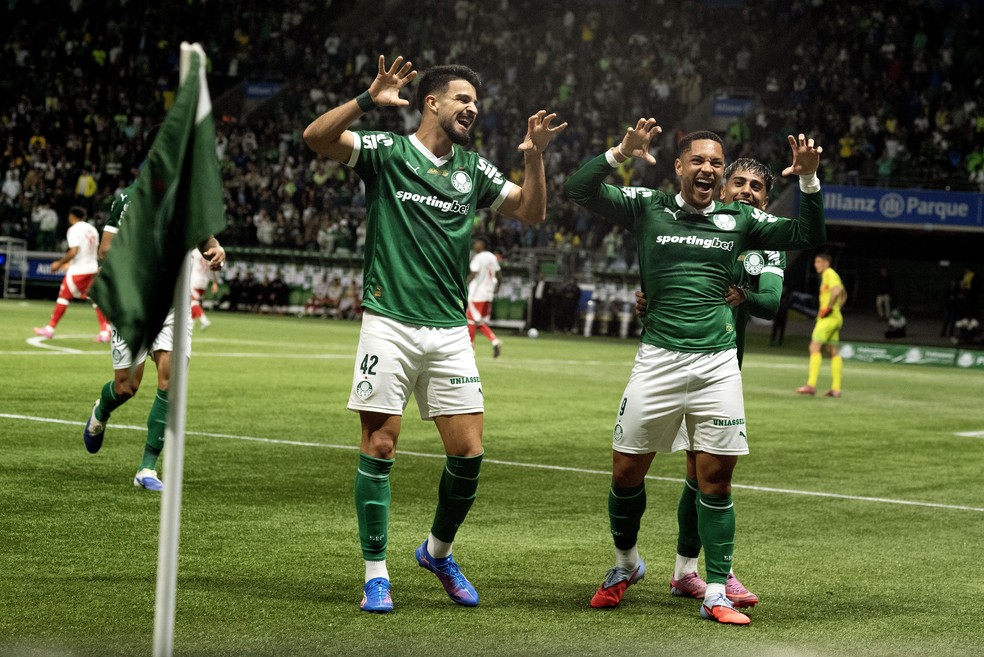 Flco Lpez e Vitor Roque, do Palmeiras, comemoram gol diante do Internacional  Foto: Marcos Ribolli