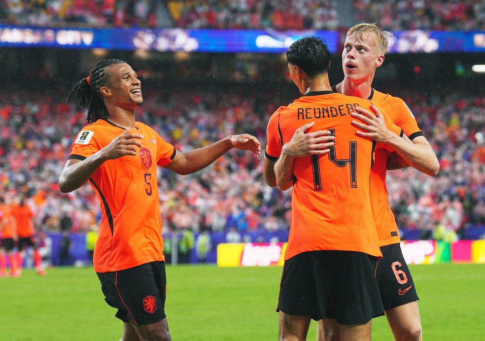 Jan Paul van Hecke comemora em Tunisia x Holanda — Foto: REUTERS