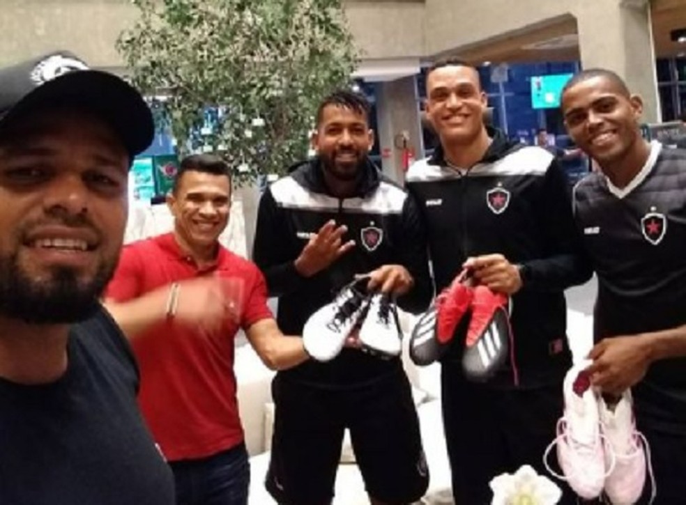 Wendel entrega chuteiras a jogadores do Botafogo-PB — Foto: Reprodução/Instagram