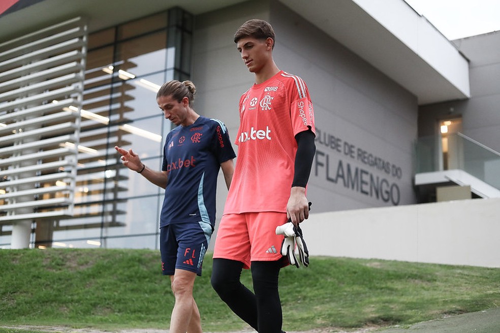 OLHO NELE! Goleiro do Flamengo é observado por Ancelotti após convocações no sub-20