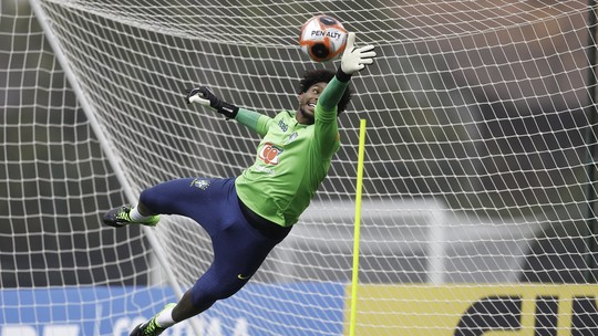 Ancelotti planeja trocar goleiros em amistosos da Seleção e valoriza "mão antes dos pés"