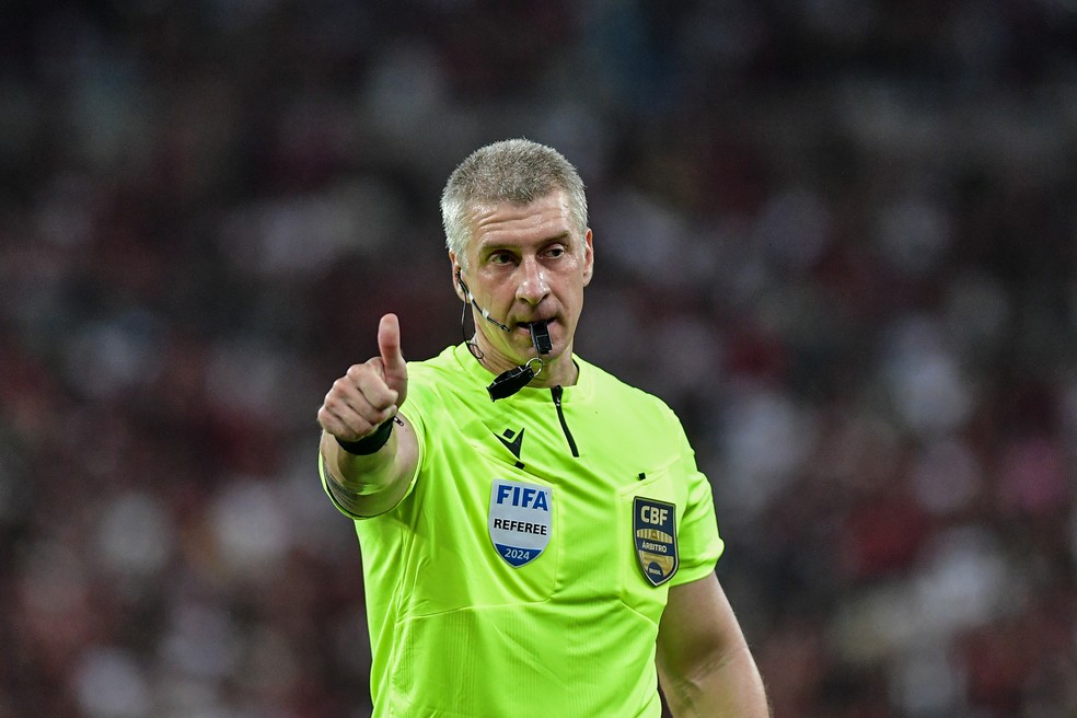 Anderson Daronco apita Flamengo 2x1 São Paulo — Foto: Thiago Ribeiro/AGIF