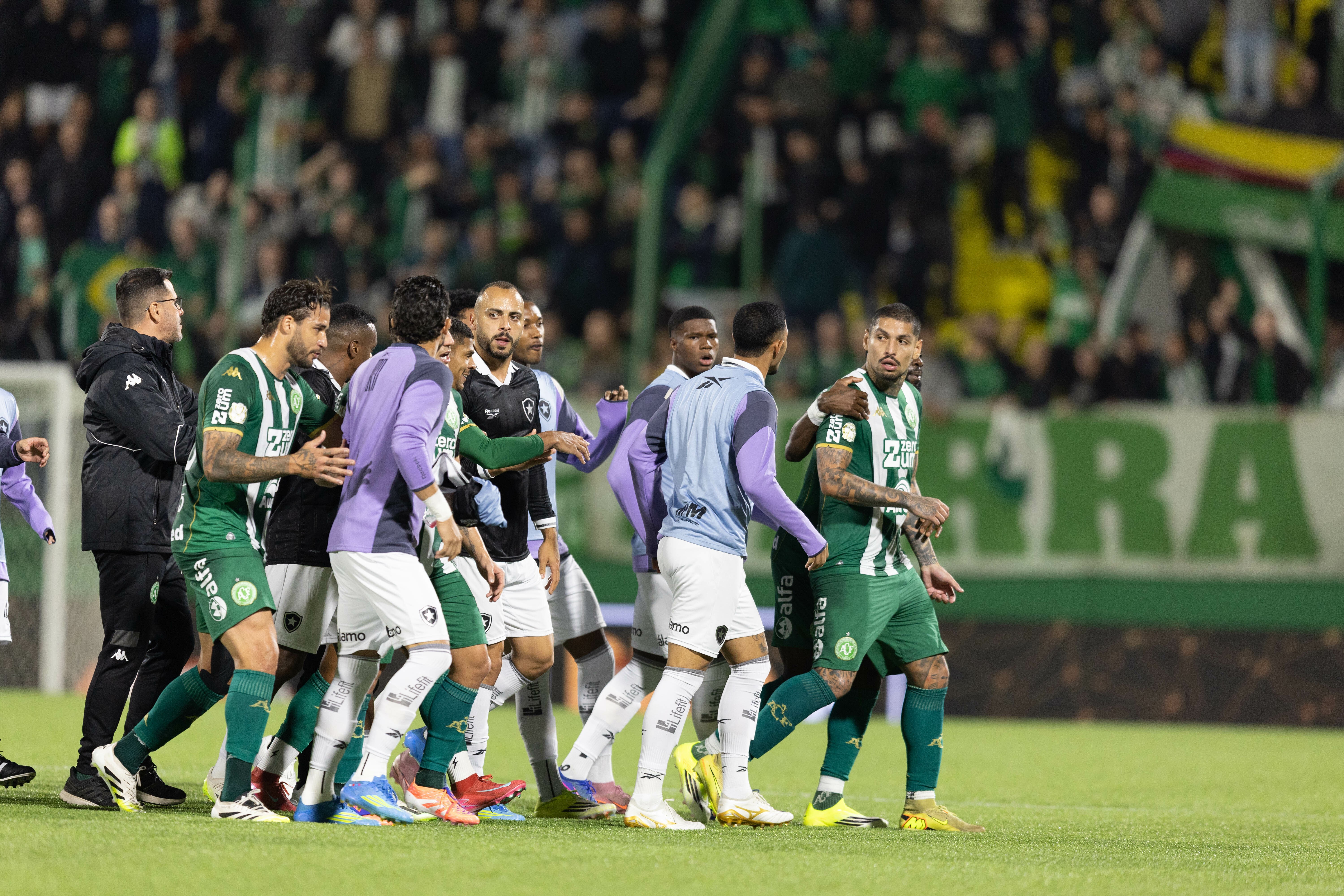 Chapecoense x Botafogo: primeiro tempo termina em confusão e discussão entre os jogadores