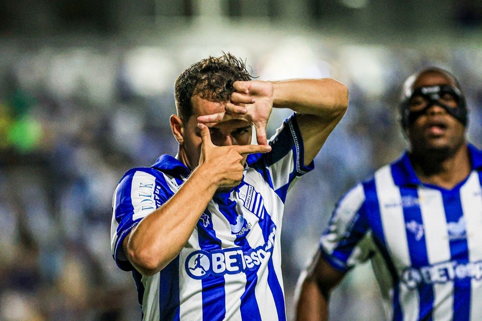 Guilherme Cachoeira comemora gol do CSA contra o Sampaio Corrêa — Foto: Ailton Cruz
